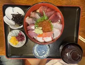 食事処池田のボリューム満点な海鮮丼大盛りの写真（鴨川旅行記1日目）