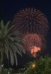 夜空に打ち上がる大輪の花火とホテルの観覧エリア（鴨川旅行記2日目アイキャッチ）