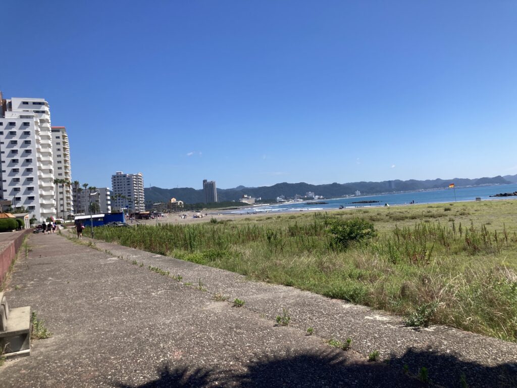 前原海水浴場に向かって、海岸沿いを歩いている。