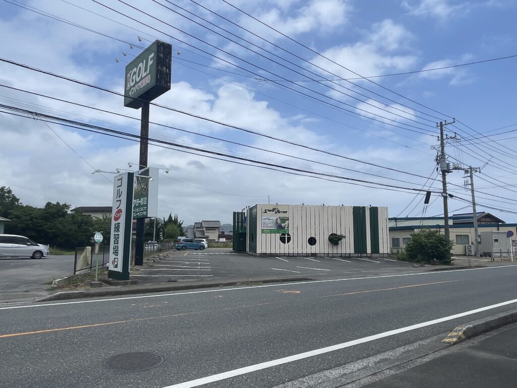食事処池田　道路挟んで向かいの駐車場がある店舗と奥にある食事処池田の駐車場