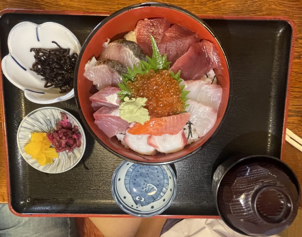 海鮮丼　ご飯大盛り