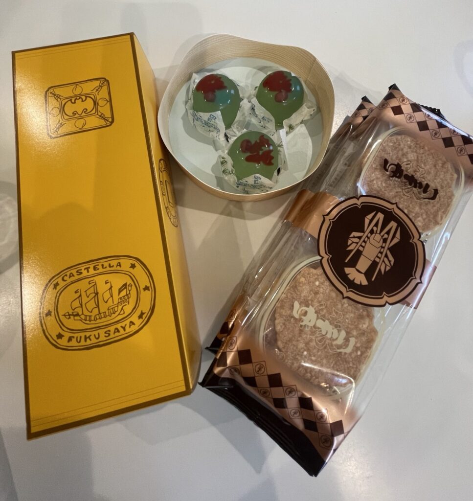 左から「福砂屋（ふくさや）」のカステラ、「宗家 源 吉兆庵」の金魚、「坂角総本舖」のゆかりがある。