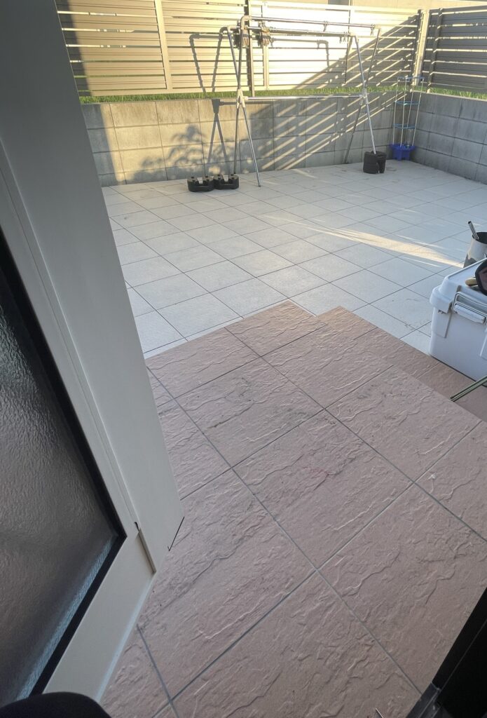扉を開けると、白いタイルデッキがある。