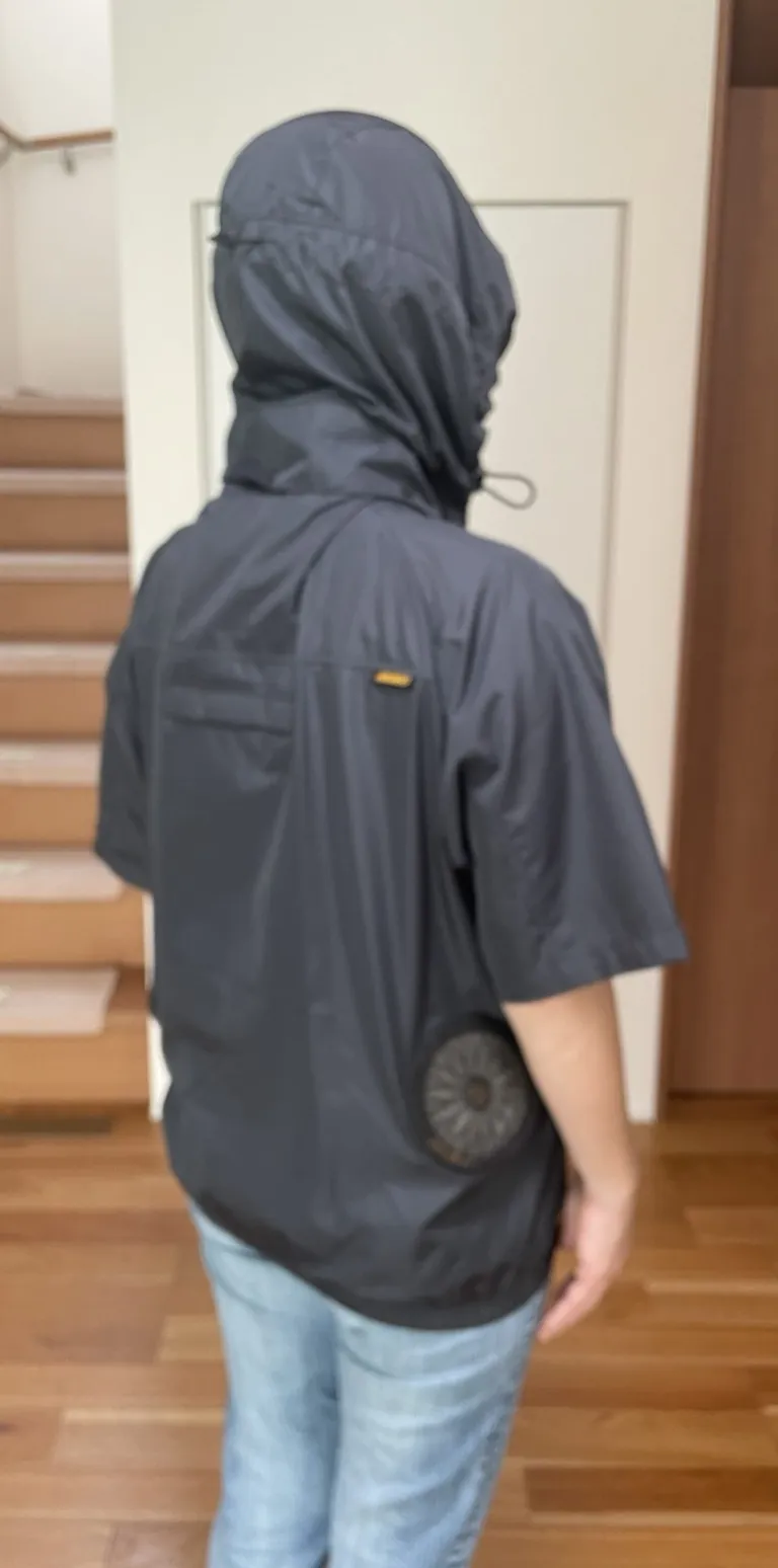 空調服を着ている女性の斜めからの姿。電源OFFの状態
