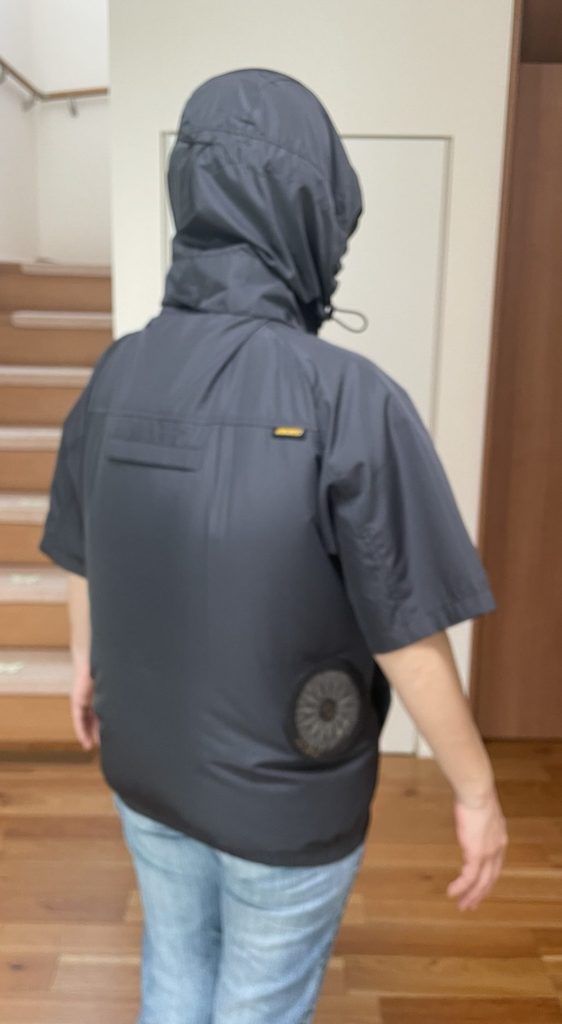 空調服を着ている女性の斜めからの姿。風量16V