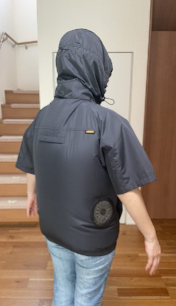空調服を着ている女性の斜めからの姿。風量23V