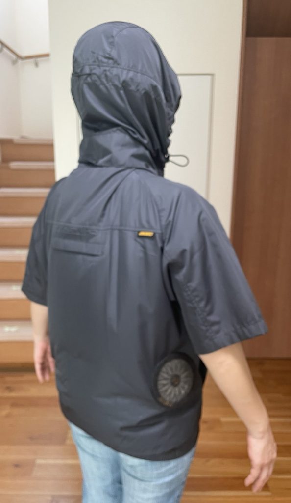 空調服を着ている女性の斜めからの姿。風量9V
