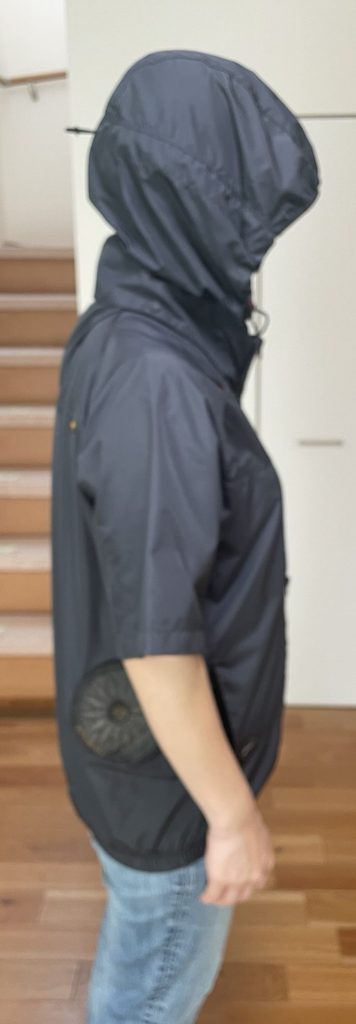 空調服を着ている女性の横からの姿。電源OFFの状態