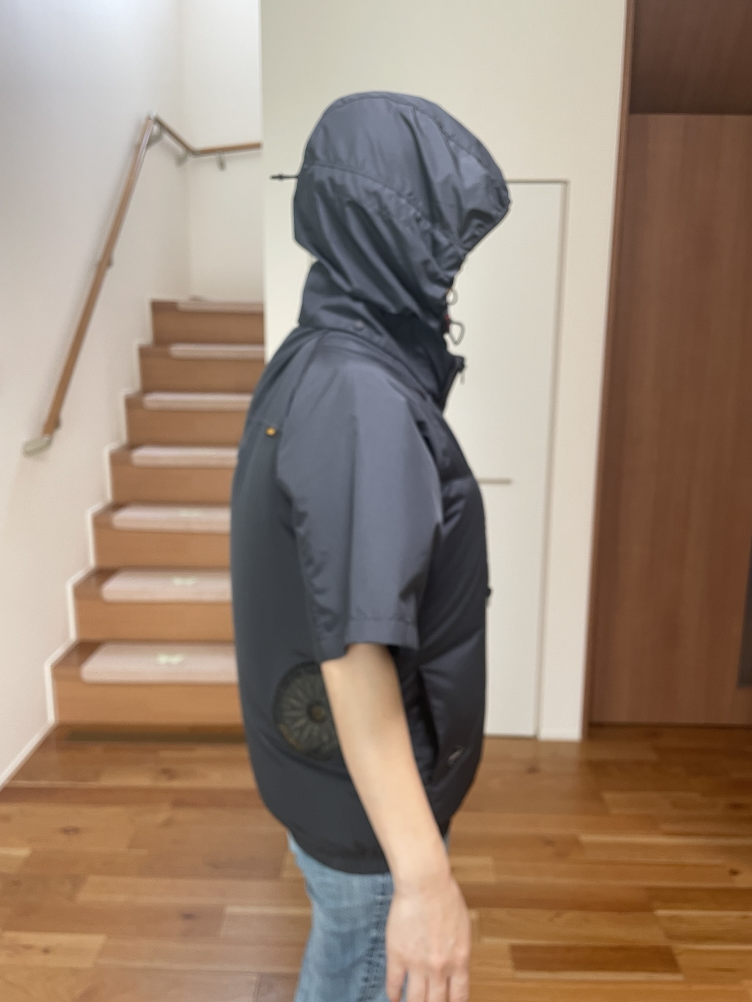 空調服を着ている女性の横からの姿。風量23V