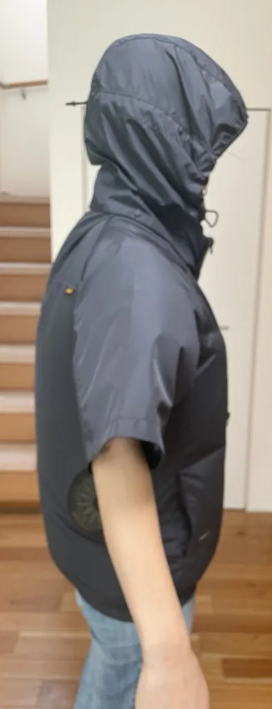 空調服を着ている女性の横からの姿。風量30V