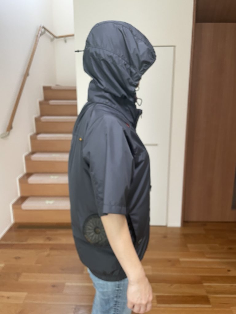 空調服を着ている女性の横からの姿。風量９V