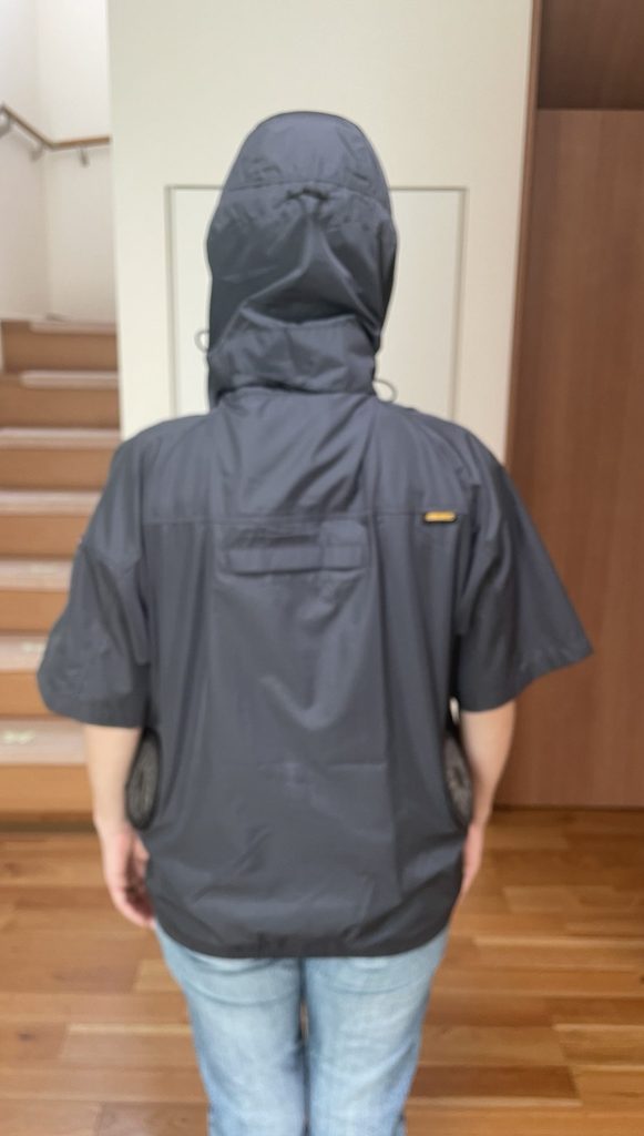 空調服を着ている女性の背部からの姿。電源OFFの状態
