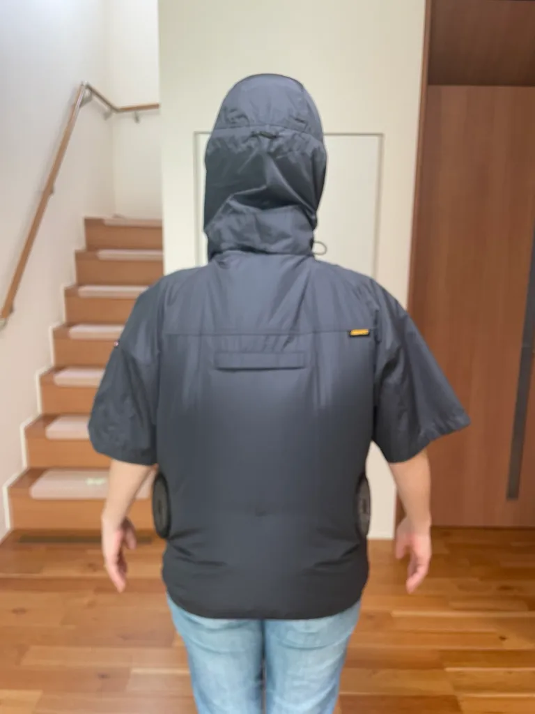 空調服を着ている女性の背部からの姿。風量16V