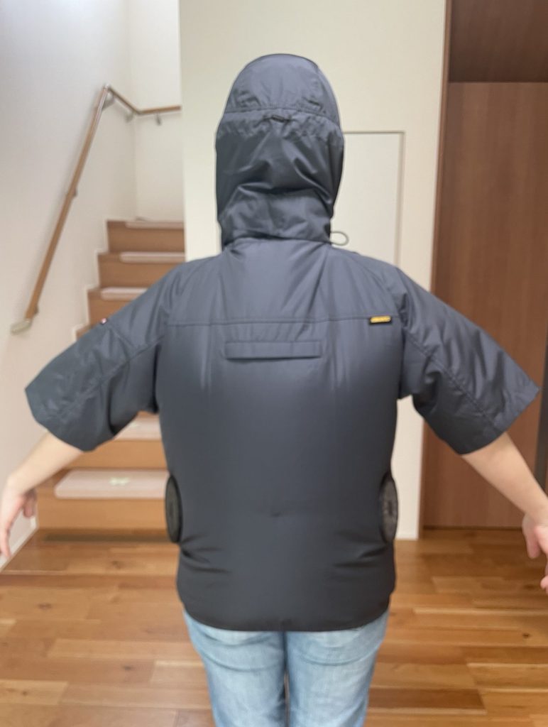 空調服を着ている女性の背部からの姿。風量30V