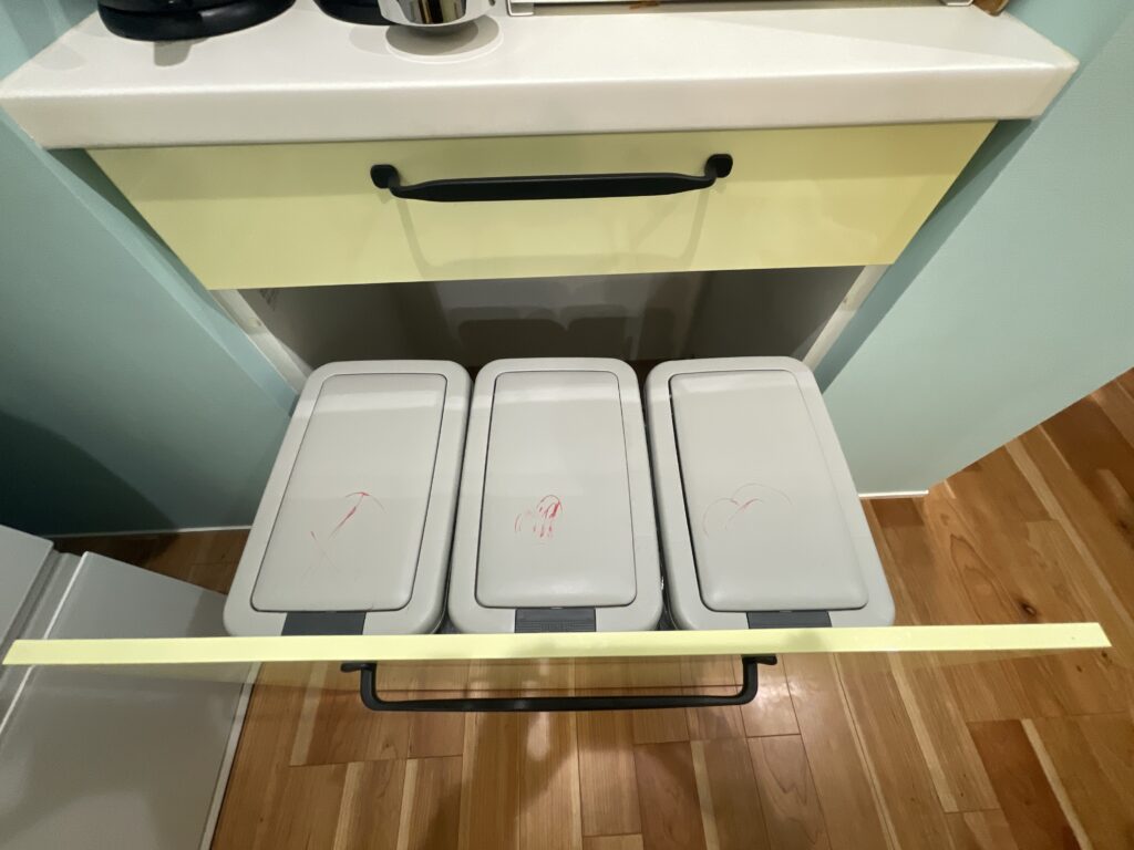 カップボード下部のワゴンに蓋付きのゴミ箱が3個ある。